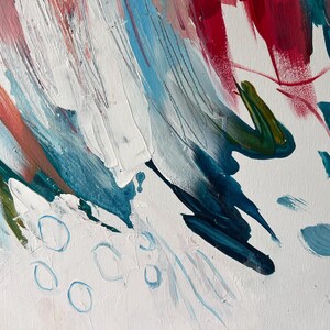 Pode incluir: Uma pintura abstrata sobre tela com pinceladas espessas e texturizadas em tons de branco, azul profundo, verde-azulado e vermelho vibrante. A composi&ccedil;&atilde;o inclui camadas de tinta, marcas lineares finas e pequenos c&iacute;rculos desenhados &agrave; m&atilde;o.