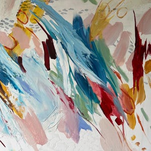 Puede incluir: Pintura abstracta con un fondo blanco texturizado. La obra presenta pinceladas audaces en tonos de azul, rojo, amarillo, rosa y verde. La composici&oacute;n tiene una sensaci&oacute;n din&aacute;mica y fluida, con colores superpuestos y textura visible.