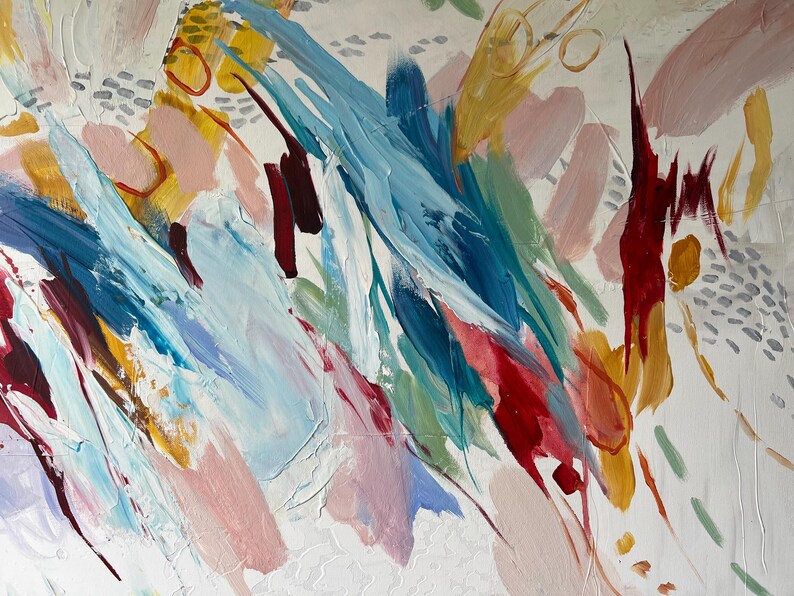 Puede incluir: Pintura abstracta con un fondo blanco texturizado. La obra presenta pinceladas audaces en tonos de azul, rojo, amarillo, rosa y verde. La composici&oacute;n tiene una sensaci&oacute;n din&aacute;mica y fluida, con colores superpuestos y textura visible.