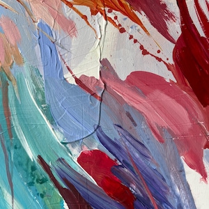 Puede incluir: Pintura abstracta con pinceladas audaces en tonos de rojo, rosa, azul y turquesa. La obra presenta un lienzo texturizado con capas de pintura y salpicaduras visibles, creando una composici&oacute;n din&aacute;mica y expresiva.
