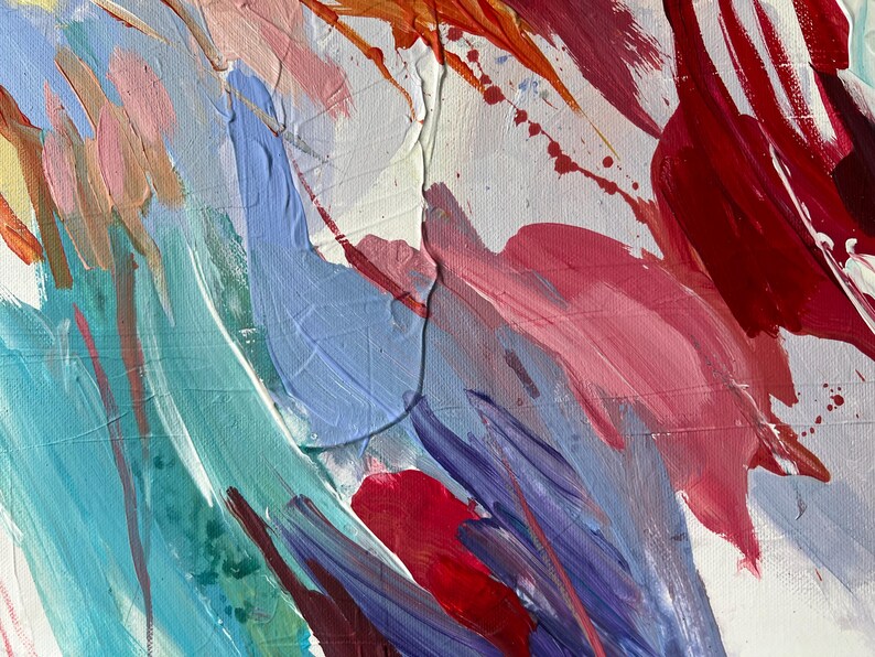 Puede incluir: Pintura abstracta con pinceladas audaces en tonos de rojo, rosa, azul y turquesa. La obra presenta un lienzo texturizado con capas de pintura y salpicaduras visibles, creando una composici&oacute;n din&aacute;mica y expresiva.