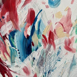 Op de afbeelding: Een abstract schilderij op canvas met dikke, getextureerde penseelstreken in levendige tinten rood, diepblauw, lichtblauw en zachtroze. De compositie bevat gelaagde verfaanbrengingen, zichtbare canvasstructuur en gevarieerde penseelstreken.