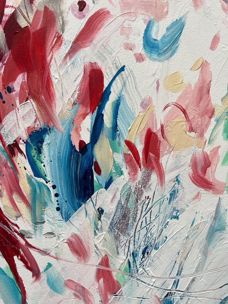Op de afbeelding: Een abstract schilderij op canvas met dikke, getextureerde penseelstreken in levendige tinten rood, diepblauw, lichtblauw en zachtroze. De compositie bevat gelaagde verfaanbrengingen, zichtbare canvasstructuur en gevarieerde penseelstreken.