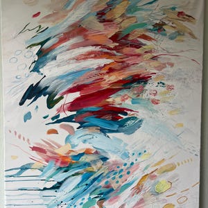 Pode incluir: Uma pintura retangular em tela com fundo branco e pinceladas din&acirc;micas em camadas, em tons de vermelho profundo, azul-turquesa brilhante, rosa suave, amarelo e azul-marinho. A composi&ccedil;&atilde;o inclui pontos dispersos, linhas finas e texturas.