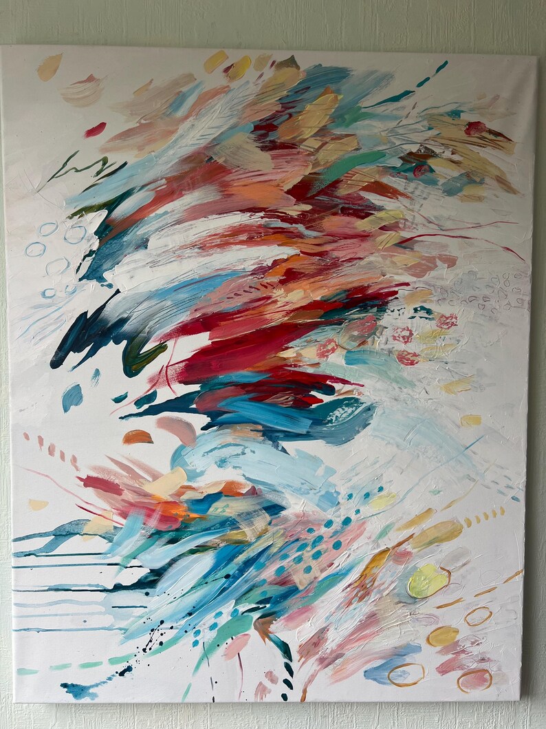 Pode incluir: Uma pintura retangular em tela com fundo branco e pinceladas din&acirc;micas em camadas, em tons de vermelho profundo, azul-turquesa brilhante, rosa suave, amarelo e azul-marinho. A composi&ccedil;&atilde;o inclui pontos dispersos, linhas finas e texturas.
