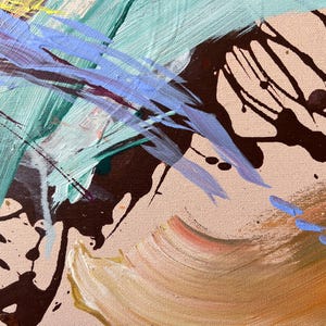 以下が含まれることがあります： キャンバスの質感を持つ抽象絵画。茶色、ティール、水色、ベージュの色合いの筆致が特徴です。濃い茶色と青色のペイントのスプラッシュとストリークが、構図に深みと動きを加えています。