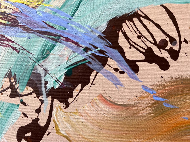 以下が含まれることがあります： キャンバスの質感を持つ抽象絵画。茶色、ティール、水色、ベージュの色合いの筆致が特徴です。濃い茶色と青色のペイントのスプラッシュとストリークが、構図に深みと動きを加えています。