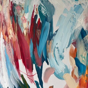 Pode incluir: Uma pintura abstrata com pinceladas espessas e texturizadas numa paleta vibrante de vermelho profundo, azul-petr&oacute;leo, azul-claro, branco e rosa suave. A composi&ccedil;&atilde;o exibe uma aplica&ccedil;&atilde;o de tinta em camadas com t&eacute;cnicas de impasto vis&iacute;veis.
