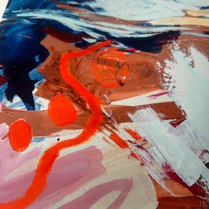 Puede incluir: Una pintura abstracta sobre lienzo con pinceladas gestuales audaces en azul marino profundo, naranja brillante, rosa suave y blanco. La composici&oacute;n incluye una l&iacute;nea naranja sinuosa, c&iacute;rculos naranjas s&oacute;lidos y texturas de pintura.