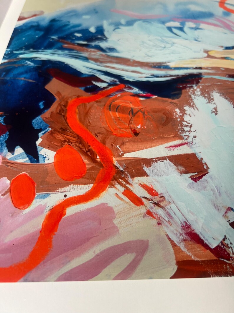Puede incluir: Una pintura abstracta sobre lienzo con pinceladas gestuales audaces en azul marino profundo, naranja brillante, rosa suave y blanco. La composici&oacute;n incluye una l&iacute;nea naranja sinuosa, c&iacute;rculos naranjas s&oacute;lidos y texturas de pintura.