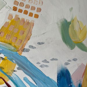 Puede incluir: Pintura abstracta con fondo blanco y pinceladas coloridas. Presenta pintura amarilla, azul, verde y rosa. La obra de arte incluye formas geom&eacute;tricas y org&aacute;nicas, creando una composici&oacute;n vibrante y texturizada.