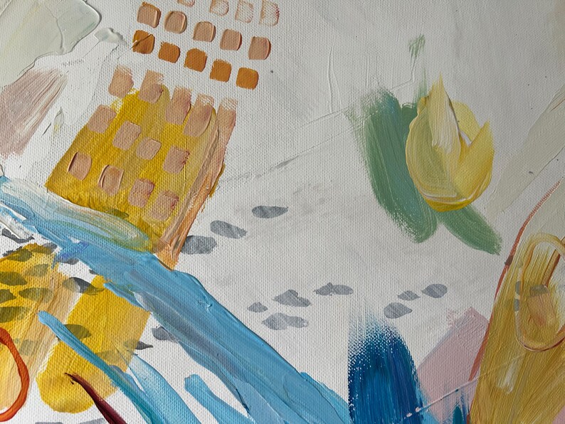 Puede incluir: Pintura abstracta con fondo blanco y pinceladas coloridas. Presenta pintura amarilla, azul, verde y rosa. La obra de arte incluye formas geom&eacute;tricas y org&aacute;nicas, creando una composici&oacute;n vibrante y texturizada.