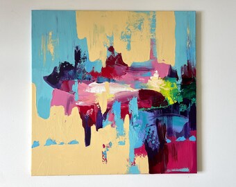 Puede incluir: Pintura abstracta sobre lienzo cuadrado. La obra utiliza una paleta de colores que incluye azul claro, amarillo, rosa, rojo, morado y verde. Las pinceladas visibles crean un efecto texturizado. La obra está colgada en una pared blanca.