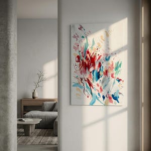 Op de afbeelding: Een groot rechthoekig schilderij op canvas met abstracte penseelstreken in levendige tinten rood, blauwgroen, blauw en zachtgeel tegen een witte achtergrond. Het kunstwerk toont dynamische, gelaagde verfaanbrengingen met gevarieerde texturen.