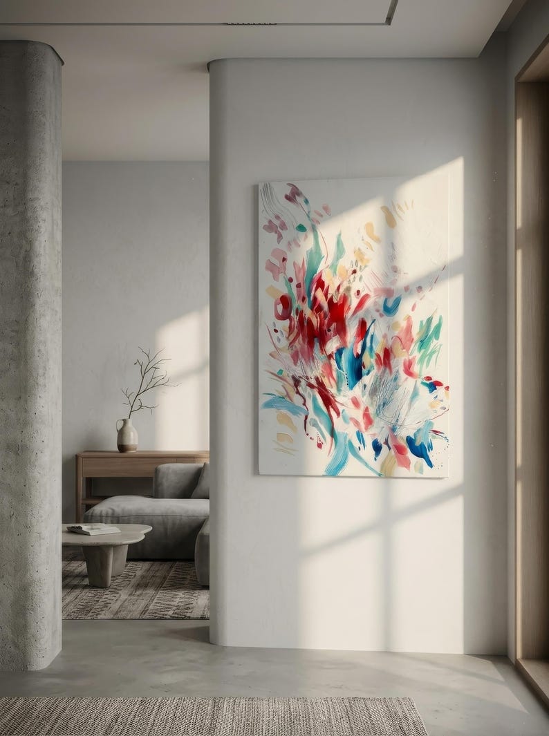 Op de afbeelding: Een groot rechthoekig schilderij op canvas met abstracte penseelstreken in levendige tinten rood, blauwgroen, blauw en zachtgeel tegen een witte achtergrond. Het kunstwerk toont dynamische, gelaagde verfaanbrengingen met gevarieerde texturen.