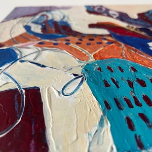 以下が含まれることがあります： テクスチャ加工された表面を持つ抽象絵画。青、オレンジ、白、バーガンディなど、さまざまな色が使用されています。曲線と形が組み込まれており、色とテクスチャの相互作用に焦点を当てた構図です。