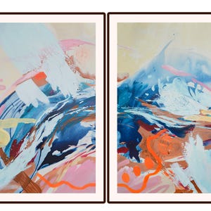 Puede incluir: Un d&iacute;ptico de dos pinturas abstractas enmarcadas con pinceladas superpuestas en tonos azul marino, azul claro, rosa suave, crema y naranja brillante. Las composiciones incluyen l&iacute;neas fluidas y trazos audaces y en&eacute;rgicos sobre un fondo claro.