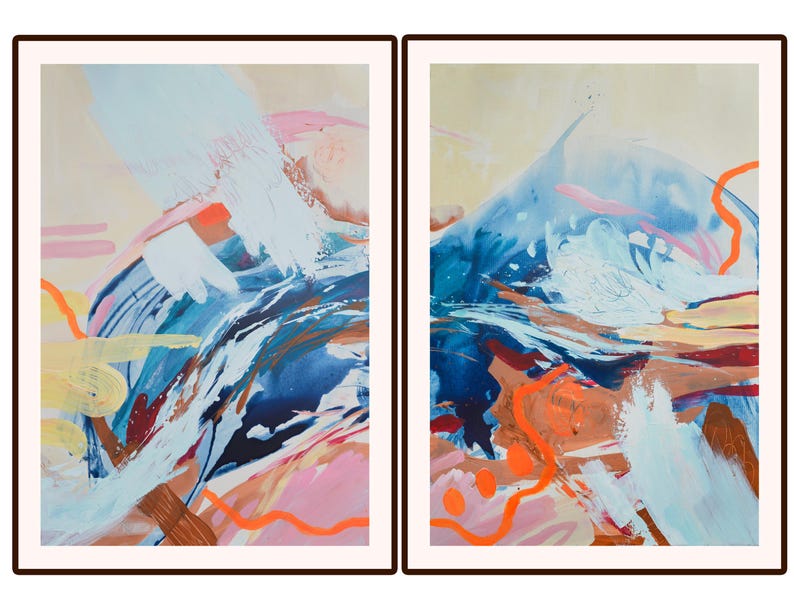 Puede incluir: Un d&iacute;ptico de dos pinturas abstractas enmarcadas con pinceladas superpuestas en tonos azul marino, azul claro, rosa suave, crema y naranja brillante. Las composiciones incluyen l&iacute;neas fluidas y trazos audaces y en&eacute;rgicos sobre un fondo claro.
