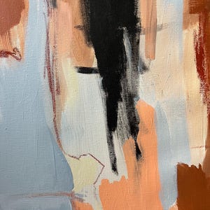 Może przedstawiać: Abstrakcyjny obraz na pł&oacute;tnie z wyraźnym pionowym czarnym pociągnięciem pędzla na środku, na tle w odcieniach przygaszonego błękitu, delikatnej brzoskwini i głębokiej terakoty. Kompozycja ukazuje warstwowe tekstury farby z widocznymi śladami.