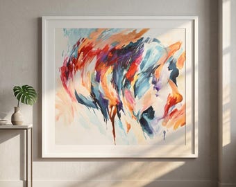 Puede incluir: Una pieza de arte mural cuadrada enmarcada que presenta una pintura abstracta con pinceladas dinámicas y amplias en tonos vibrantes de rojo, naranja, azul oscuro y morado sobre un fondo crema claro, en un marco blanco sencillo.