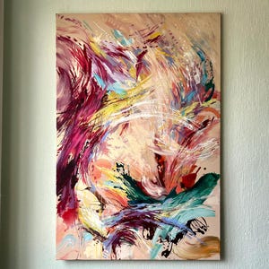 以下が含まれることがあります： ベージュの背景に抽象的な絵画。赤、ピンク、黄色、緑、青の色合いでダイナミックな筆致が特徴です。厚い塗料と薄い塗料を組み合わせた、エネルギッシュで表現力豊かな構図です。