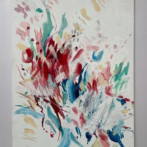 Op de afbeelding: Een abstract schilderij op een rechthoekig canvas met een witte achtergrond en gelaagde penseelstreken in tinten diep rood, helder talingblauw, zachtroze en lichtgeel. De compositie bevat gevarieerde texturen, spetters en lijnen.
