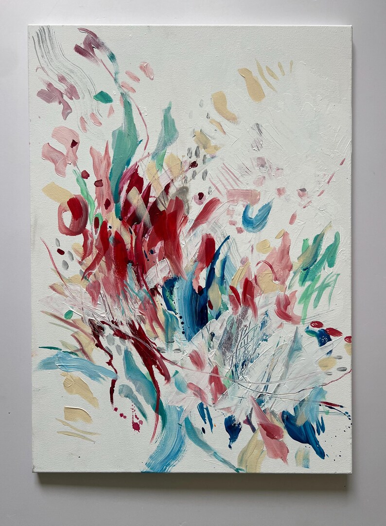 Op de afbeelding: Een abstract schilderij op een rechthoekig canvas met een witte achtergrond en gelaagde penseelstreken in tinten diep rood, helder talingblauw, zachtroze en lichtgeel. De compositie bevat gevarieerde texturen, spetters en lijnen.