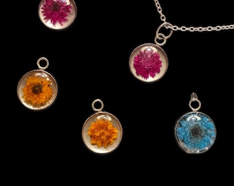 Gepresste Wildblumen Harz Anhänger Halskette auf Silber Kette.