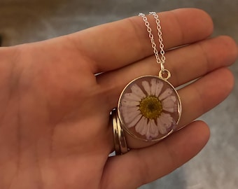Handgemachte Wildblumen Harz Anhänger Halskette - Minimalistischer natürlicher Schmuck mit weißen, creme, hellrosa Blüten.