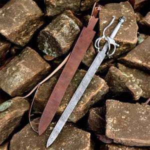 Espada de esgrima forjada à mão em aço damasco com bainha de couro | Espada decorativa medieval | Presente de casamento para ele | Coleção Master Swords