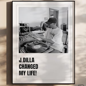 Può includere: Stampa incorniciata in bianco e nero con la foto di una persona in uno studio di registrazione, che utilizza apparecchiature audio e un giradischi. Il testo "J. Dilla Changed My Life!" è visualizzato in grassetto, in nero.
