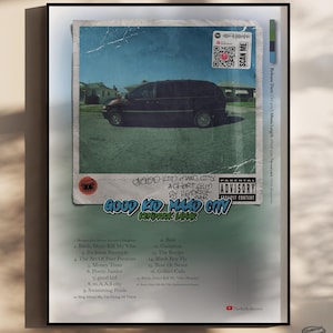 Puede incluir: Un póster enmarcado con la portada del álbum "Good Kid, M.A.A.D City" de Kendrick Lamar. La obra de arte muestra una furgoneta negra en una escena callejera, con el título del álbum y la lista de canciones. Incluye una advertencia parental.