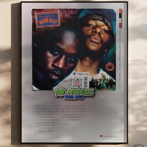 Könnte beinhalten: Gerahmtes Poster mit dem Albumcover von Mobb Deep's "The Infamous". Das Kunstwerk zeigt zwei Männergesichter, den Albumtitel und eine Titelliste. Ein QR-Code und der Text "SCAN ME" sind ebenfalls zu sehen.