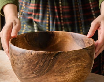 Handgjord träskål, 25 cm i diameter, återvunnen valnöt