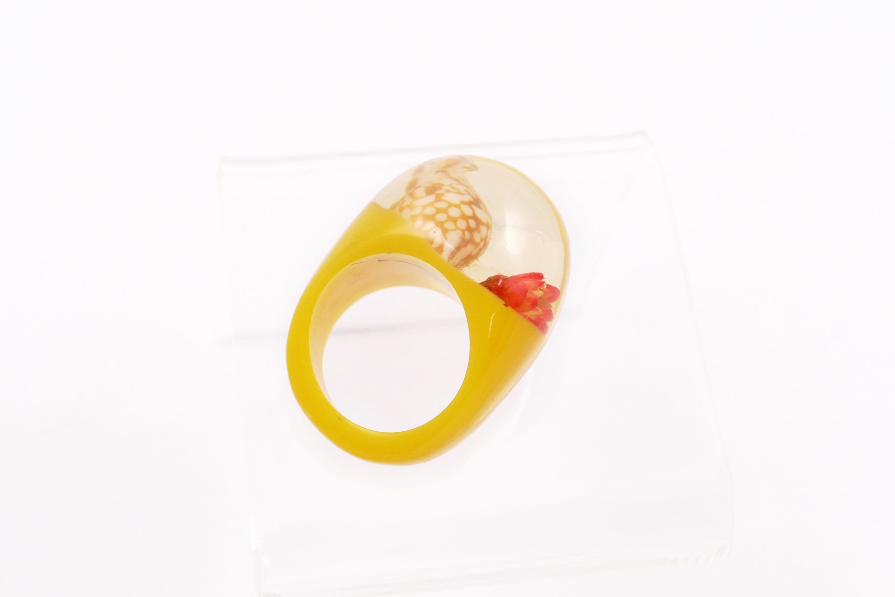 Vintage 1960s Lucite Domed Bubble Ring with Seashell and Flower - Size 6.5 - Chunky Dome Style Terrarium Ring - Two Tone Yellow and Clear