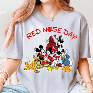 Giornata del naso rosso Topolino e amici PNG, Minnie Pippo Paperino Pluto Cartone animato, Grafica divertente con maglietta rossa, Download digitale solo PNG