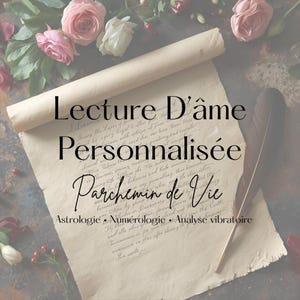 Può includere: Una pergamena in stile vintage con le parole "Lecture D'âme Personnalisée" e "Parchemin de Vie" in elegante scrittura. Una piuma e delle rose sono disposte attorno alla pergamena. La pergamena include anche le parole "Astrologie, Numérologie, Analyse vibratoire."