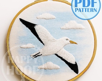 Gabbiano nel cielo. Un gabbiano che vola tra le nuvole. Schema di ricamo a mano in PDF, adatto ai principianti.
