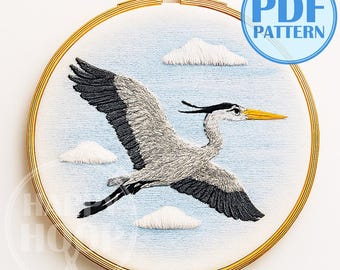 Garza en el cielo. Una garza volando entre las nubes. Patrón de bordado a mano en PDF, ideal para principiantes.