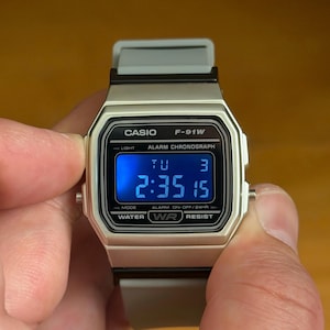 Casio F91 Grå Mod – Negativ Display & Blå Bakgrundsbelysning