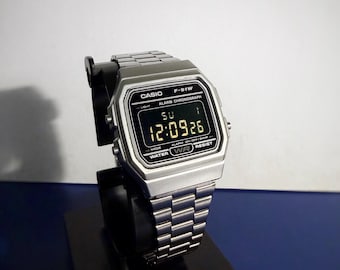 Casio F91WM-7A – Mod de pantalla negativa y correa de acero inoxidable.