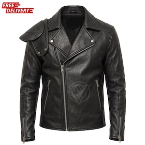 Puede incluir: Una chaqueta de moto negra con cremallera frontal asimétrica, solapas con muescas y una hombrera prominente en el lado derecho. La chaqueta incluye cremalleras metálicas de color plateado en los bolsillos delanteros y en los puños.
