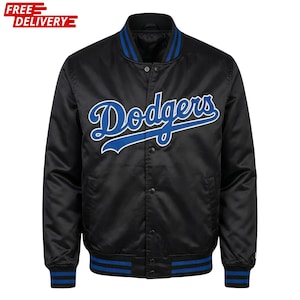 Könnte beinhalten: Schwarze Satin-Bomberjacke mit dem Wort "Dodgers" in blauer Schrift auf der Brust. Die Jacke hat blaue und weiße Verzierungen an Kragen, Manschetten und Saum. Sie hat eine Knopfleiste.