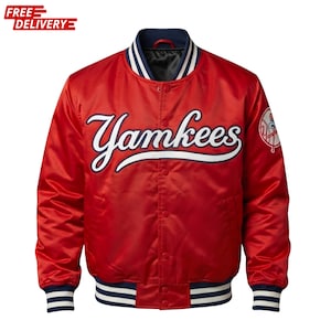 Può includere: Giacca da baseball dei Yankees in raso rosso con scritte bianche e toppa con logo della squadra. La giacca ha una chiusura con bottoni, polsini e finiture del colletto a righe blu navy e bianche. La parola "Yankees" è scritta sul petto.