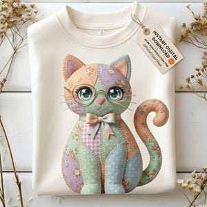 Può includere: Felpa color crema con un design a gatto patchwork. Il gatto ha gli occhiali, un papillon e un motivo floreale. L'etichetta recita "INSTANT DIGITAL DOWNLOAD".