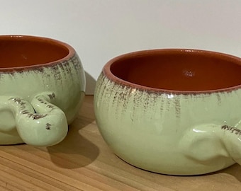 Cuencos de terracota vintage con asa. Elaborados artesanalmente por la marca italiana de cerámica De Silva. Esmaltados con gran belleza. En excelente estado. 14 cm de ancho.