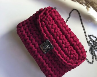 Bordeaux gehäkelte Mini Tasche | Handgemachte Grobstrick Geldbörse | Boho Crossbody Bag mit Kettengurt | Geschenk für Sie