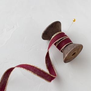 Italiaans katoenen lint wijnrood + goudkleurige metallic rand • 3/8"