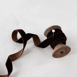 Fita de veludo de rayon japonês marrom chocolate • 1/8" • 1/4" • 3/8" • 1/2" • 3/4" • 1" • 1,5" • 2