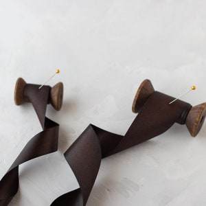 Schokobraunes, glänzendes, doppelseitiges Satinband • 2 cm • 3,5 cm